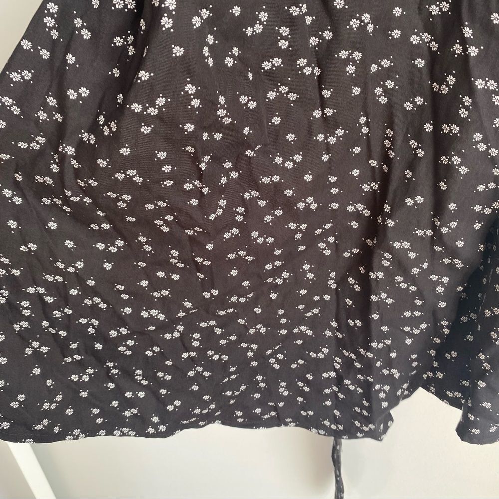 VETTA Capsule The Short Wrap Dress Black Ditzy Floral XS NWT - Picture 4 of 6